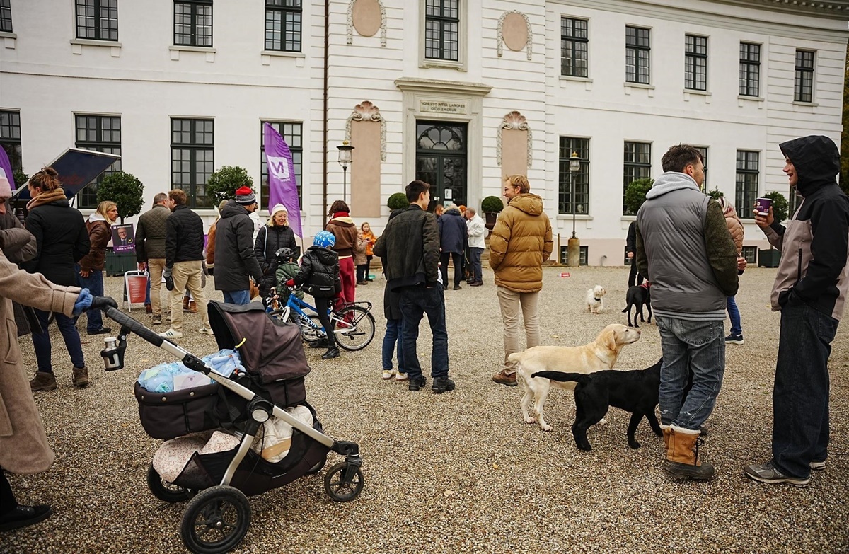 Både to- og firbenede borgere var mødt talrigt op til en uformel snak foran slottet i Bernstorffsparken. Foto: Moderaterne