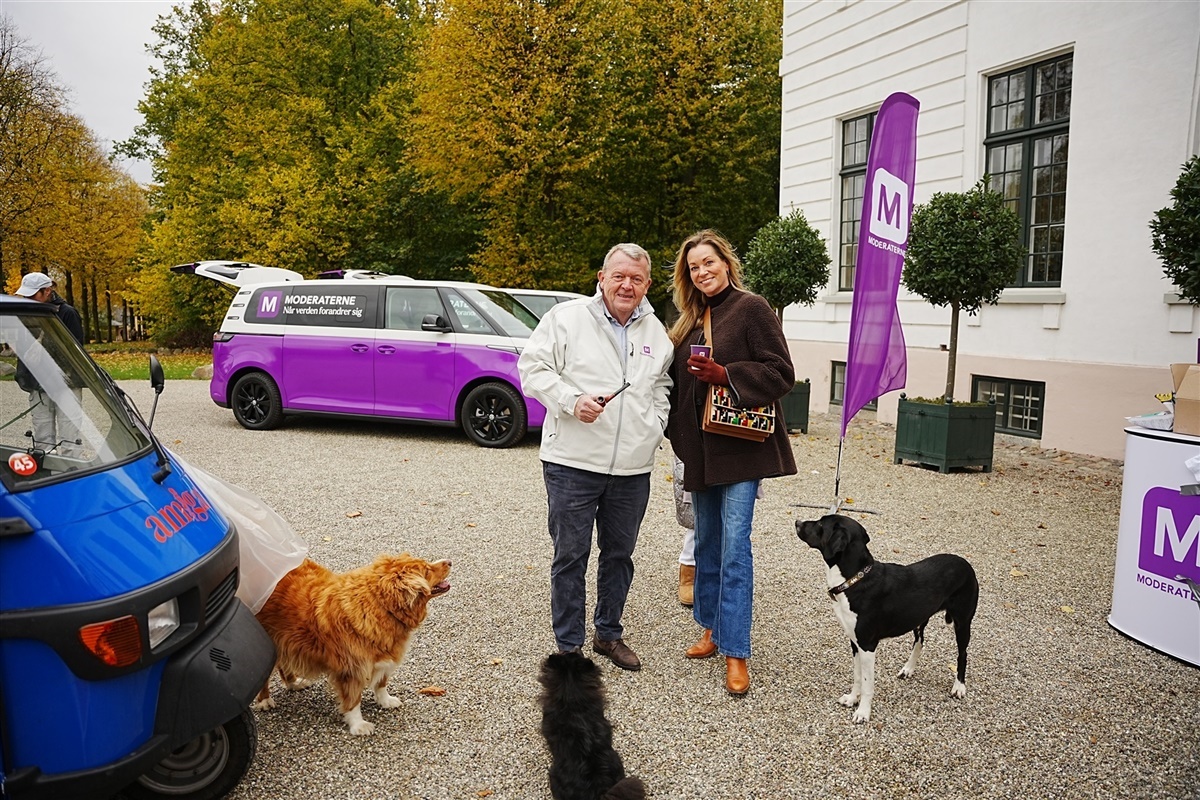 Udenrigsminister og Moderaternes partileder Lars Løkke Rasmussen sammen med Betina Asbæk, der er kommunalvalgskandidat for Moderaterne i Gentofte Kommune. Foto: Moderaterne